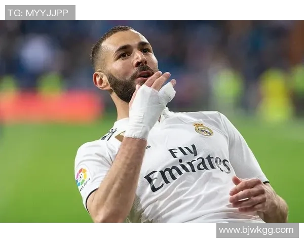 足球雨伞球星背后的传奇故事与不为人知的精彩瞬间