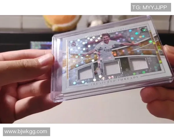 球星卡与布景足球融合展现运动激情与收藏艺术的独特魅力