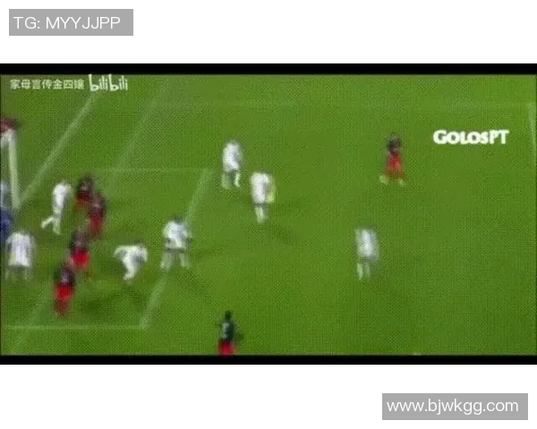 足球巨星凌空射门瞬间展现超凡技艺与无敌风采 足球巨星凌空射门瞬间展现超凡技艺与无敌风采